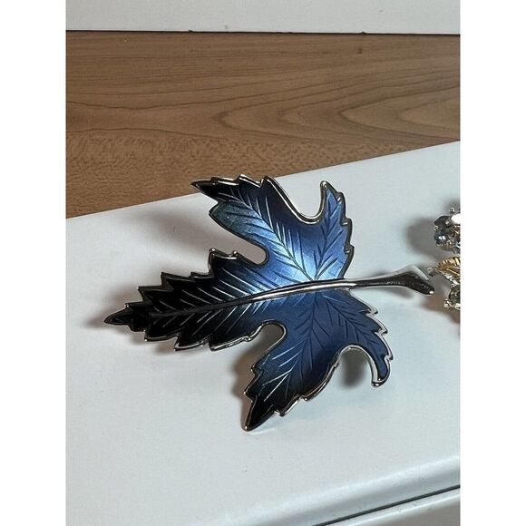 Maple Leaf Autumn Blue Enamel Silver Tone Plus Silver BlueTone Wreath Brooches - Picture 4 of 8